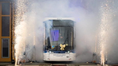 Die erste „Lichtbahn“ startet nach Jungfernfahrt in den Linienbetrieb in Jena 