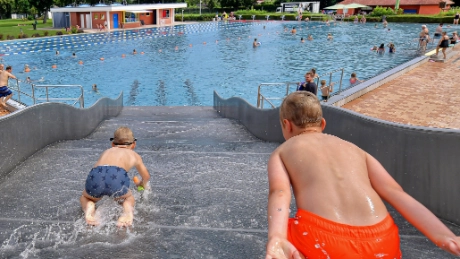 Zum Ferienabschluss wird's nochmal bunt: Feiert mit uns im Ostbad!