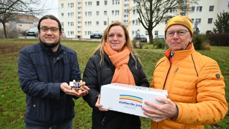 Stadtwerke employees donate new bench for Winzerla