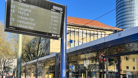 Zehn Haltestellen erhalten neue Anzeigesäulen  