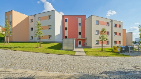 Moderne, barrierearme 2-Raum-Wohnung in Hermsdorf - Eingang mit Fahrstuhl