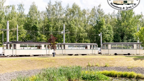 Linienverkehr mit historischem Straßenbahnzug