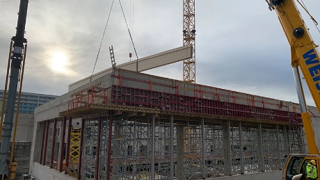 Tonnenschwere Dachbinder montiert