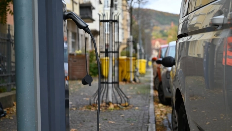 Vom Test ins Quartier: Jenas erster öffentlicher Laternenlader im Damenviertel