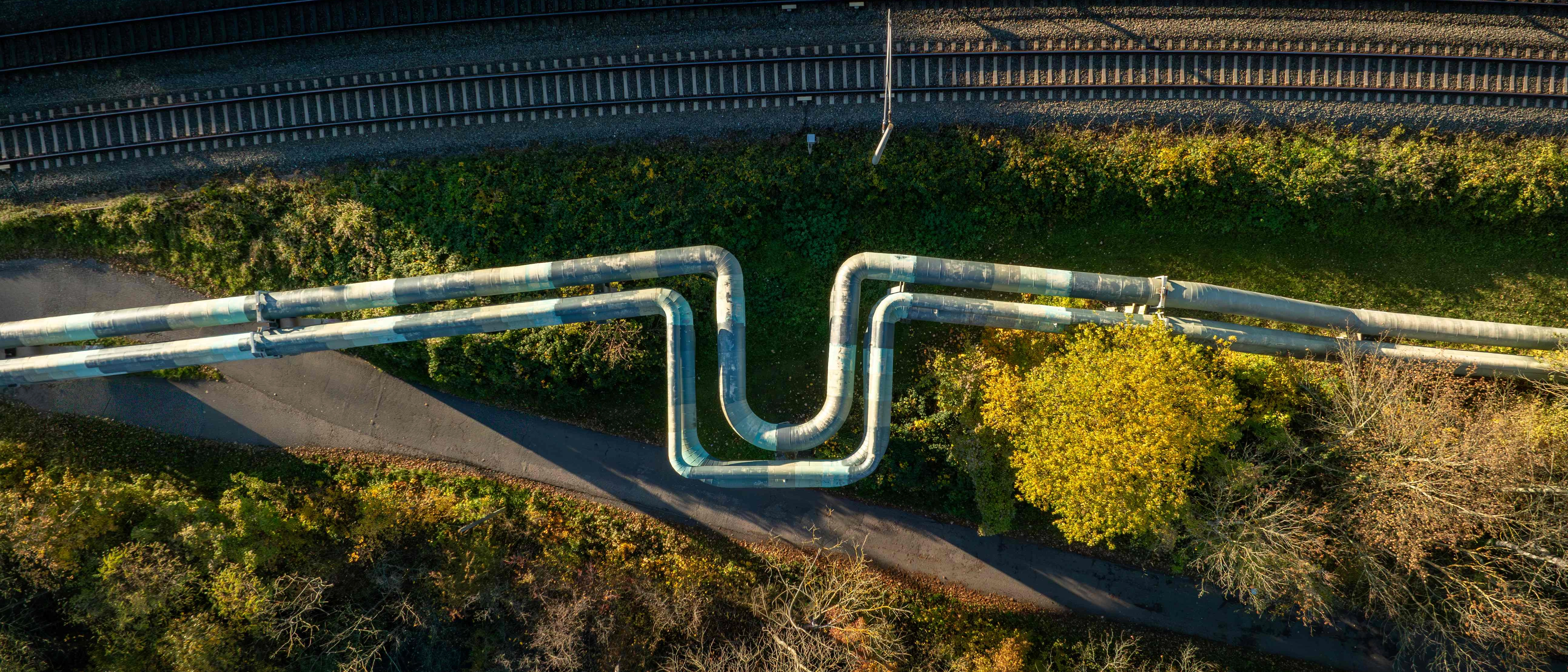 Drohnenbild von Fernwärmeleitungen in Jena. 