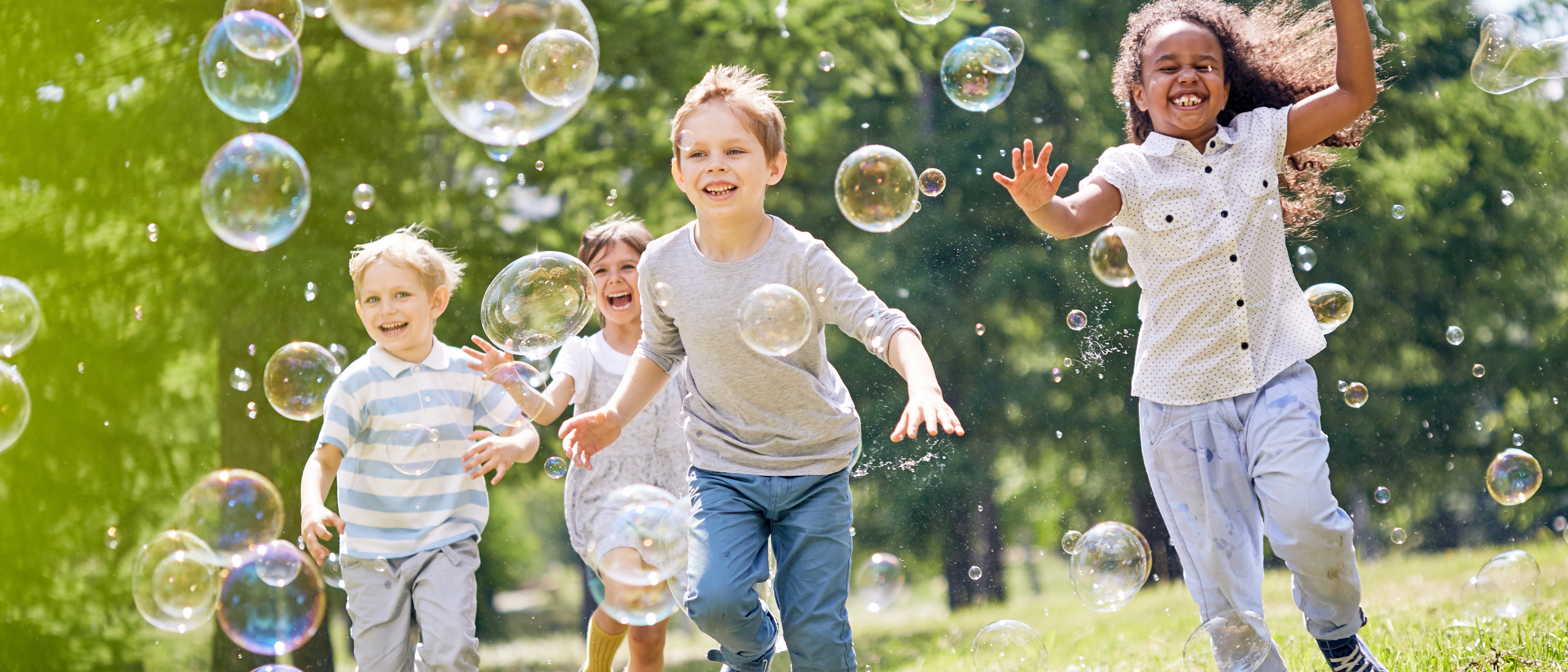 Kinder rennen über eine Wiese 