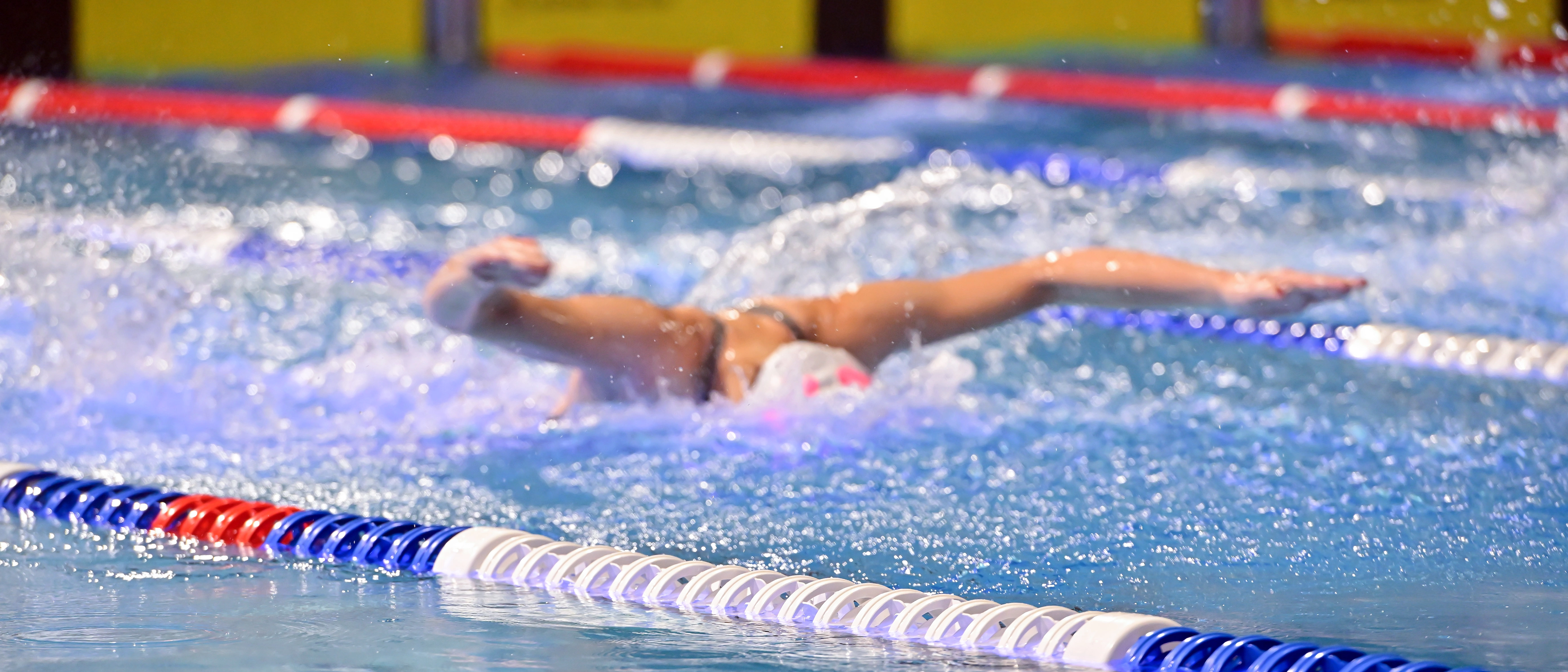 Person schwimmt in einem Wasserbecken 