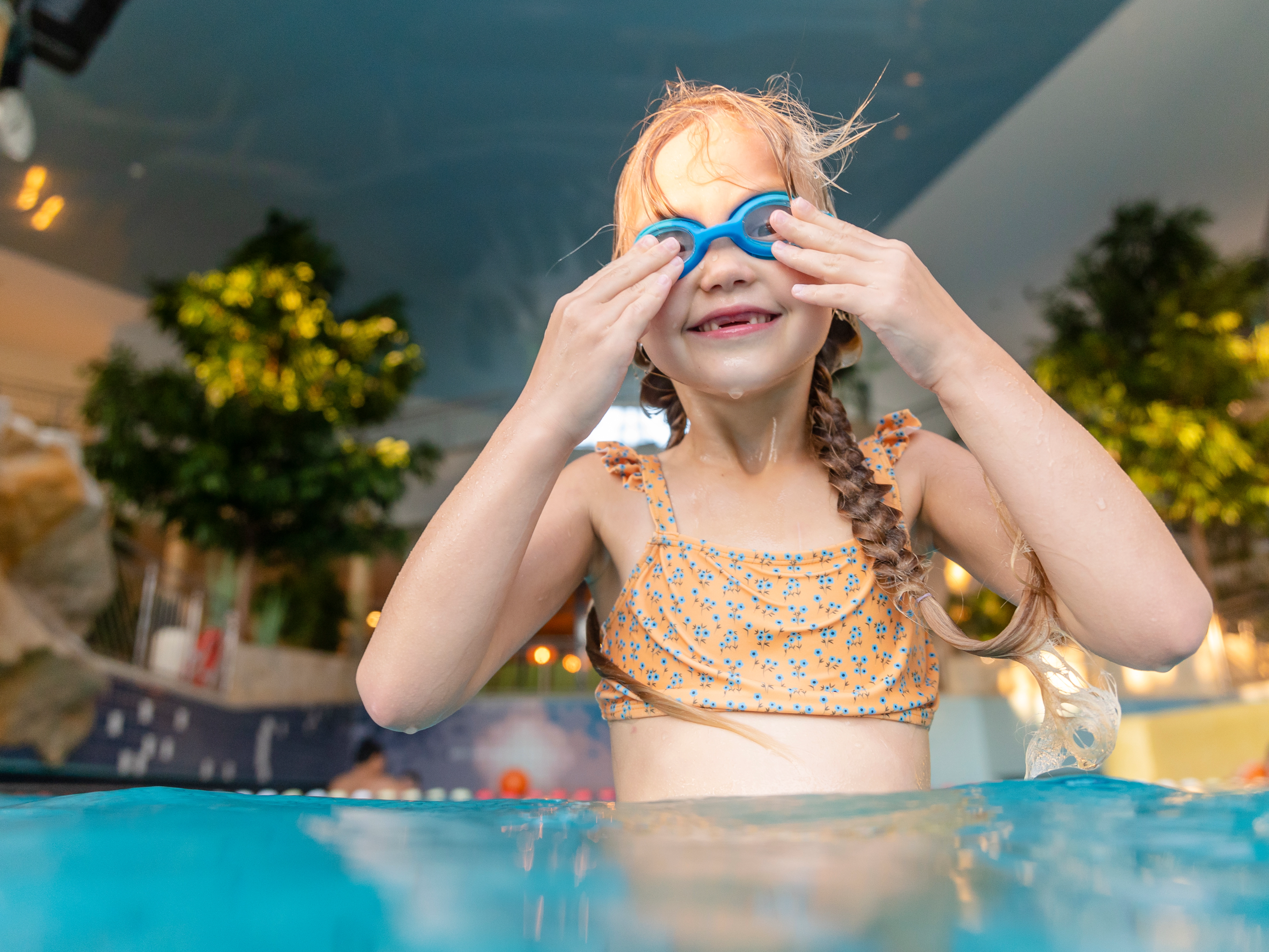 Ein Mädchen mit Tauchbrille im Schwimmbecken Ein Mädchen mit Tauchbrille im Schwimmbecken