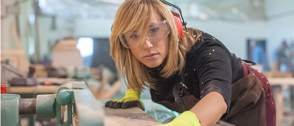 Schreinerin bei der Arbeit Schreinerin bei der Arbeit