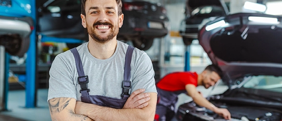 Mitarbeiter einer Autowerkstatt Mitarbeiter einer Autowerkstatt