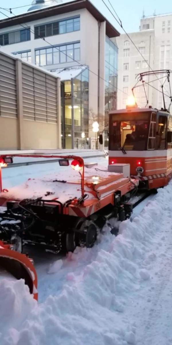 Tatrabahn als Werkstattwagen mit Schneepflug am 08.02.2021.