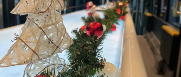 Der Tresen der Partybahn ist weihnachtlich geschmückt.