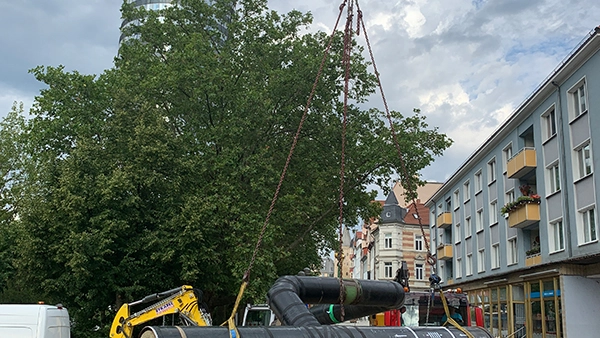 Ein tonnenschweres T-Stück wird in die Fernwärmeleitung in der Weigelstraße in Jena eingepasst