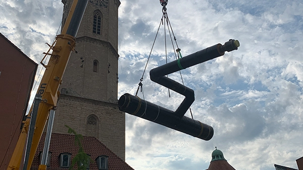 Ein tonnenschweres T-Stück wird in die Fernwärmeleitung in der Weigelstraße in Jena eingepasst