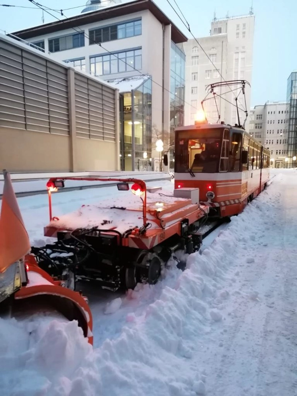 Tatrabahn als Werkstattwagen mit Schneepflug am 08.02.2021.