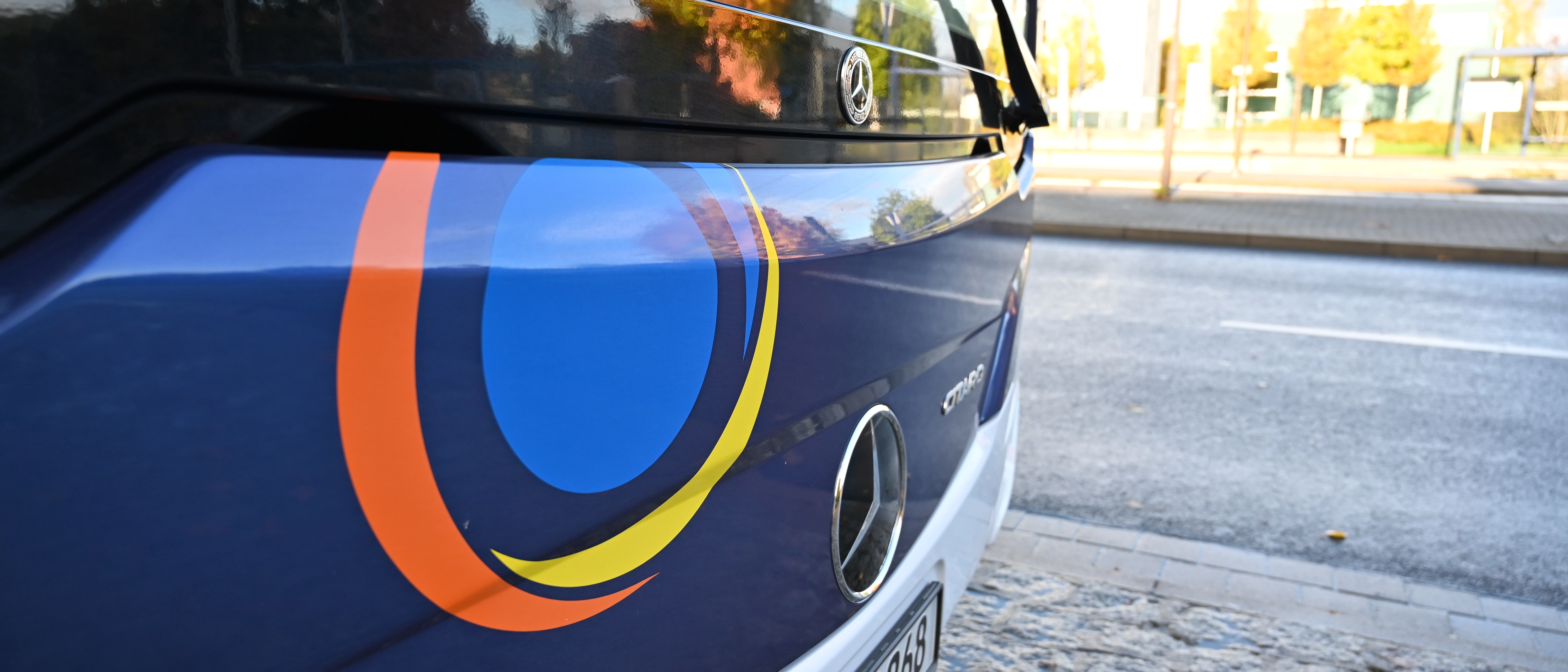 Ein Bus des Jenaer Nahverkehrs steht an einer Haltestelle.