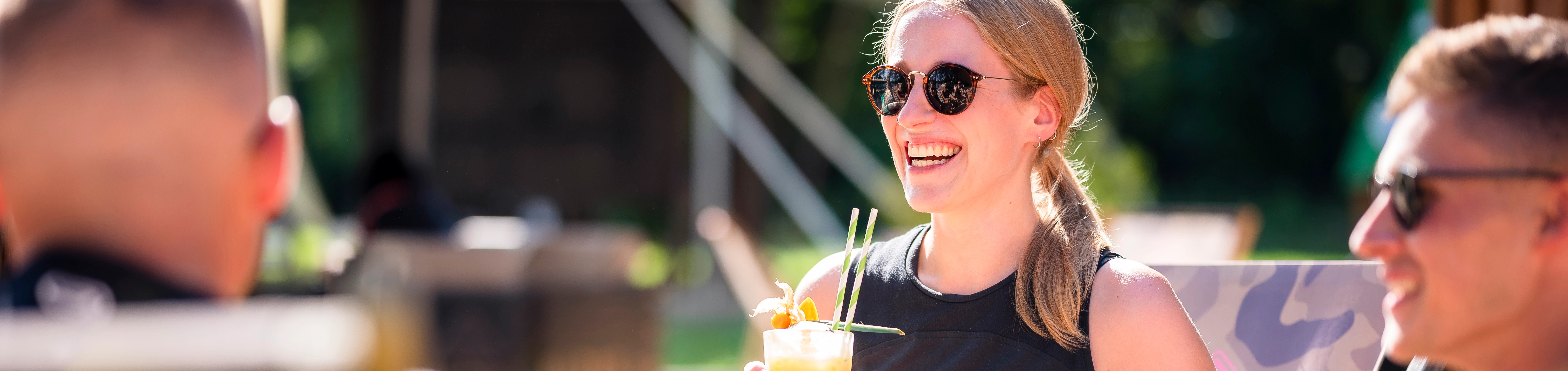 Entspannte Pause mit Erfrischungsgetränk am Strandschleicher