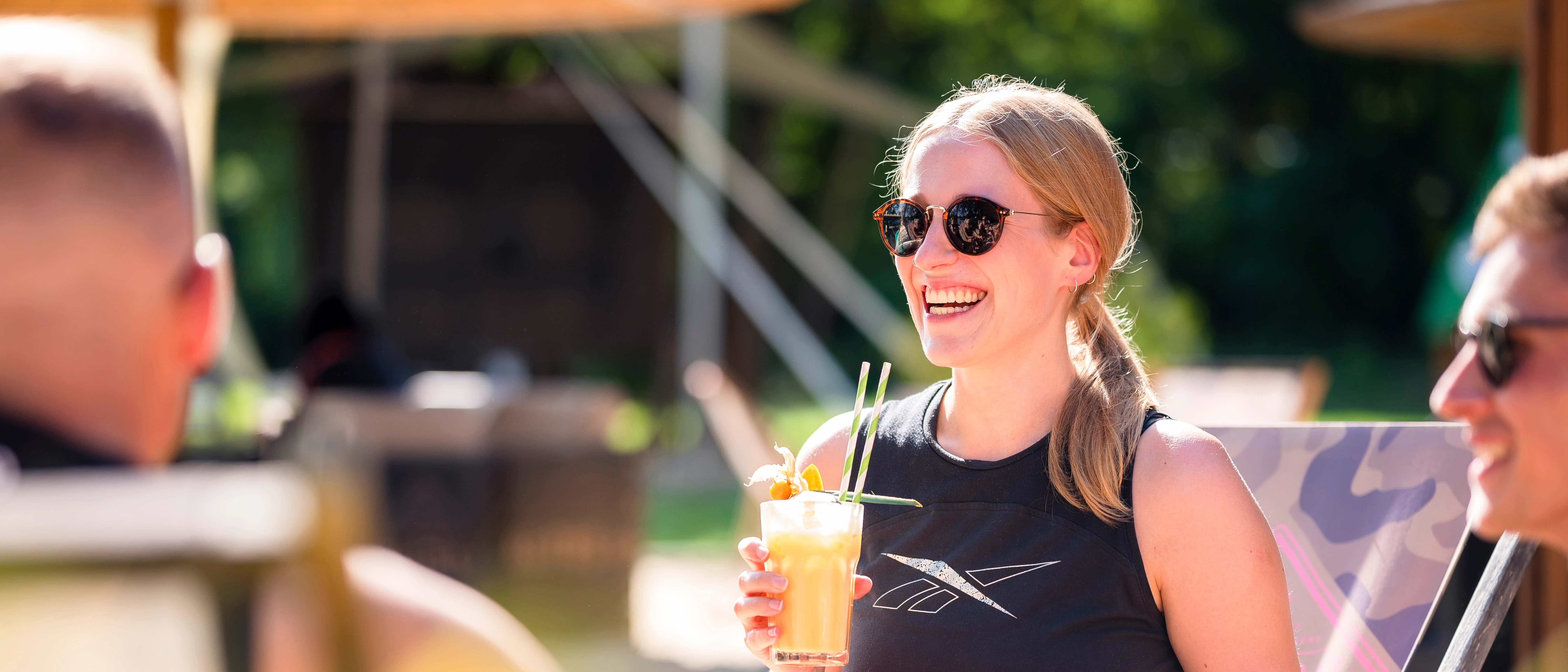 Entspannte Pause mit Erfrischungsgetränk am Strandschleicher