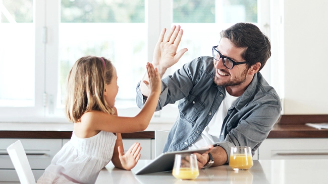Ein Vater sitzt mit seiner Tochter am Tisch Ein Vater sitzt mit seiner Tochter am Tisch