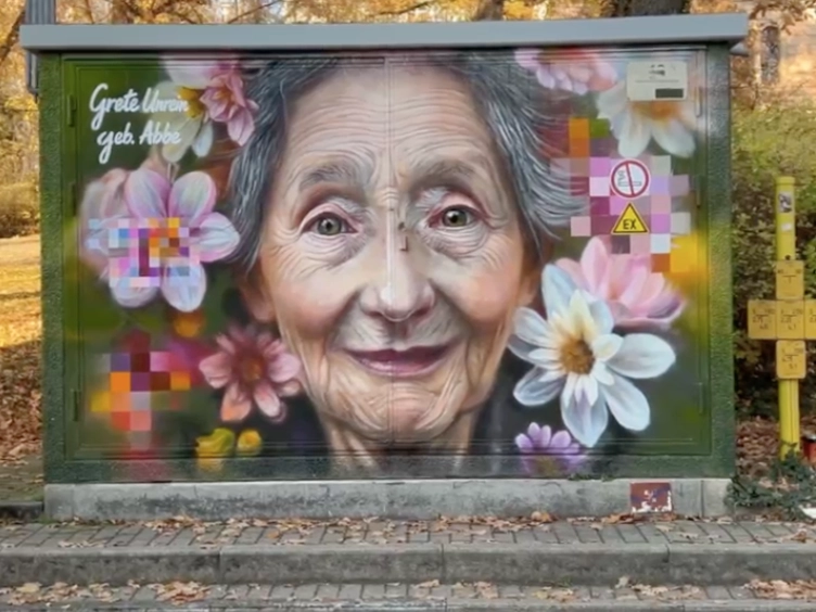 Ein Porträt zu Ehren von Grete Unrein auf einer Gasregelstation in der August-Bebel-Straße.