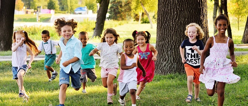 Kinder rennen über eine Wiese