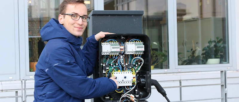 Ein Mann installiert eine E-Ladestation