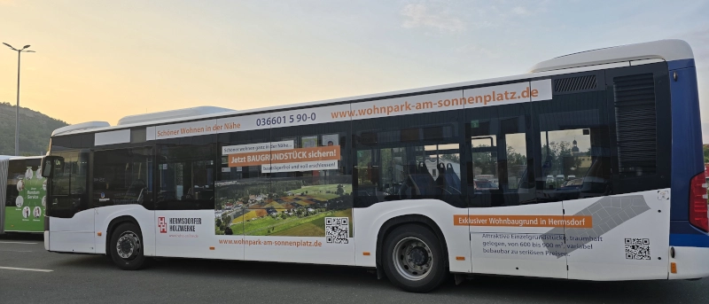 Ein Bus mit Außenwerbung.