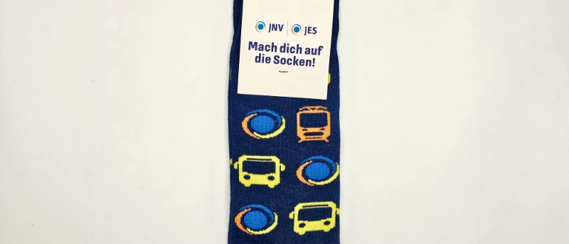 Blaue Socken mit Logo und Piktogrammen in Gelb, Orange und Blau. Blaue Socken mit Logo und Piktogrammen in Gelb, Orange und Blau.