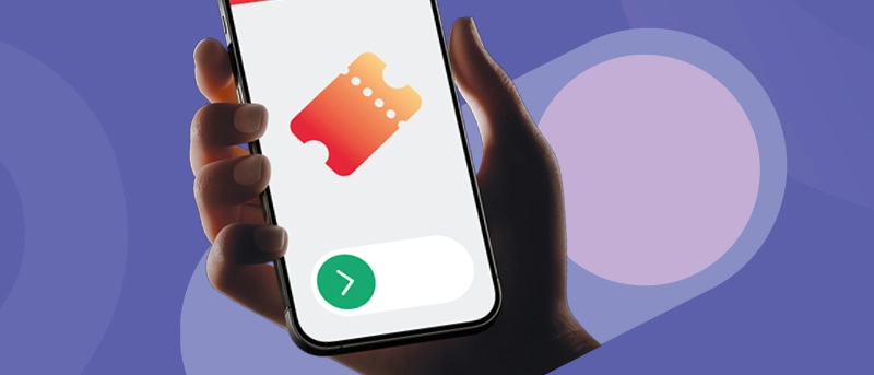 Eine Hand hält ein Handy in der Hand. Geöffnet ist die Fairtiq-App.