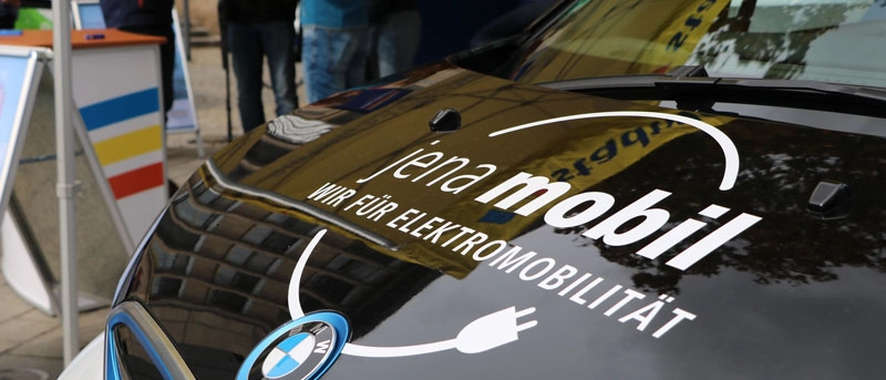 Ein Auto mit einem jena mobil-Aufkleber