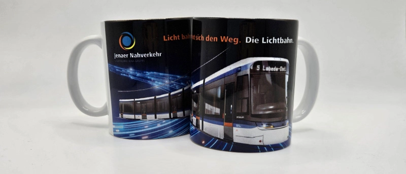 Zwei Tassen mit einem Lichtbahn-Aufdruck. Zwei Tassen mit einem Lichtbahn-Aufdruck.