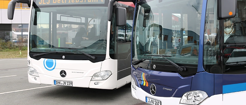 Zwei Busse stehen nebeneinander