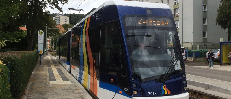 Eine Straßenbahn steht an der Haltestelle Stifterstraße Jena 