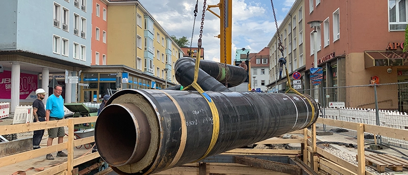 Ein tonnenschweres T-Stück wird in die Fernwärmeleitung in der Weigelstraße in Jena eingepasst
