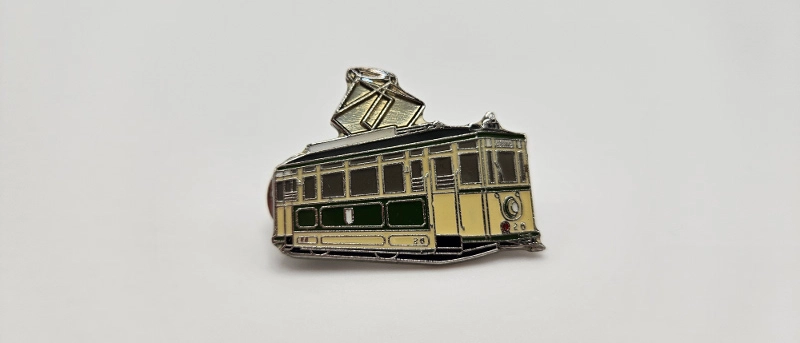 Ein Pin mit dem Triebwagen 26. Ein Pin mit dem Triebwagen 26.