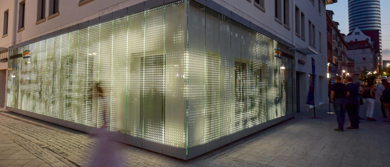 Das Stadtwerke Jena Kundencenter in der Dämmerung