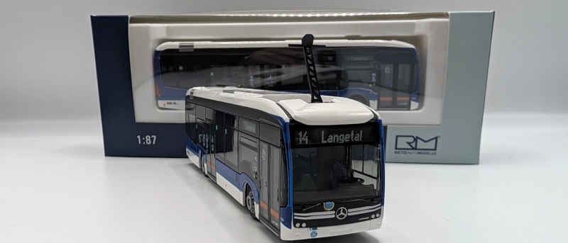 Das Modell eines E-Busses, mit und ohne Verpackung.