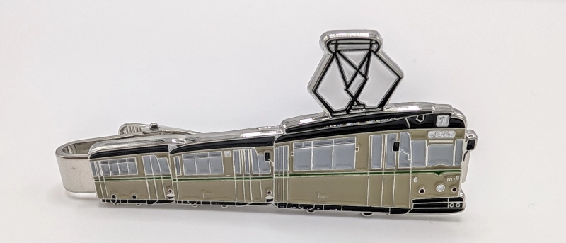 Krawattenklammer mit Dreiwagenzug als Motiv