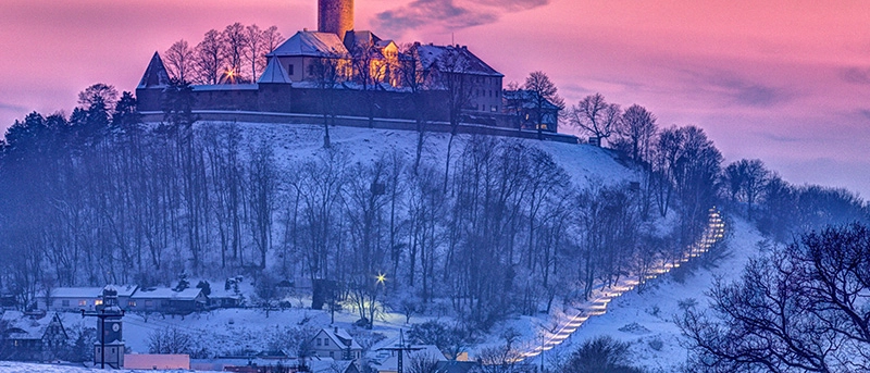 Die Leuchtenburg aus der Ferne im Winter