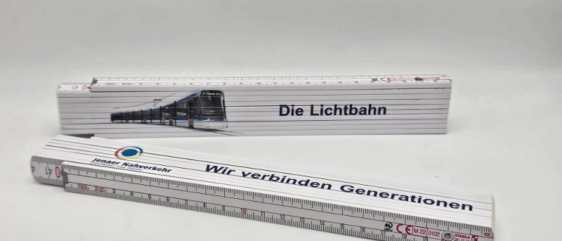 Zwei Gliedermaßstäbe mit dem Aufdruck "Lichtbahn". Zwei Gliedermaßstäbe mit dem Aufdruck "Lichtbahn".