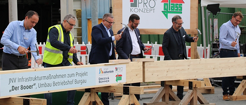 Personen beim Richtfest der Lichtbahn