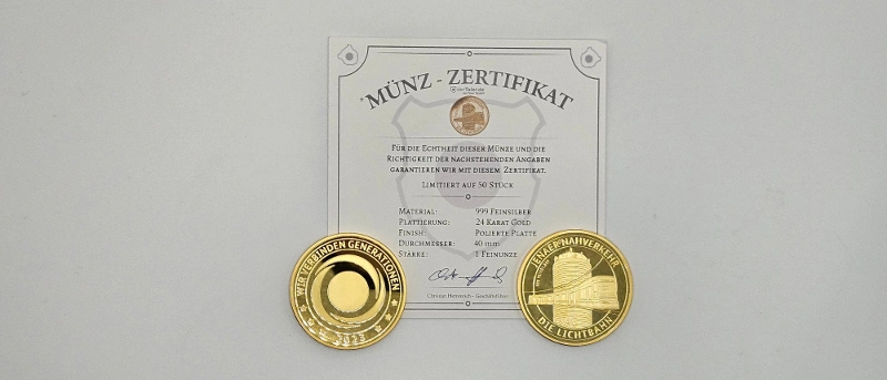 Eine Münze mit Zertifikat mit Sonderprägung zur Lichtbahn. Eine Münze mit Zertifikat mit Sonderprägung zur Lichtbahn.