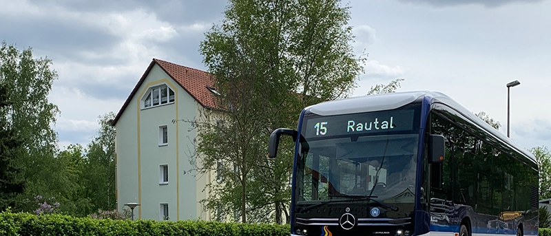 Ein Bus fährt auf der Linie 15 