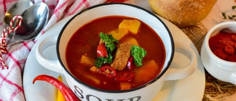 Ein Beispielbild von einer Gulaschsuppe in einer Schüssel