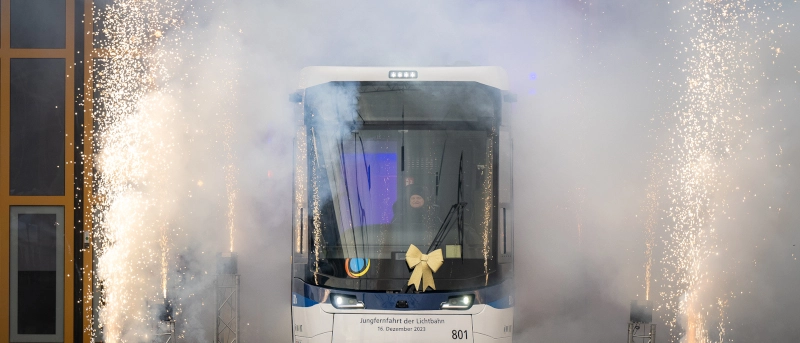 Jungfernfahrt der ersten Lichtbahn 801 (Stadler Tramlink) am 16.12.2023.