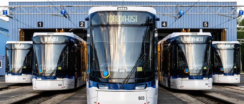 5 Lichtbahnen vor einer Halle auf dem Betriebshof.