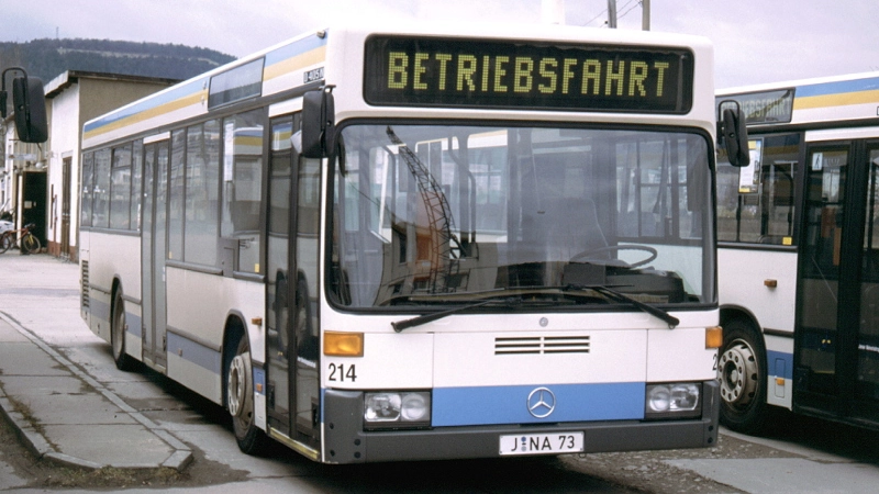 Mercedes-Bus 214 im Jahr 2003.