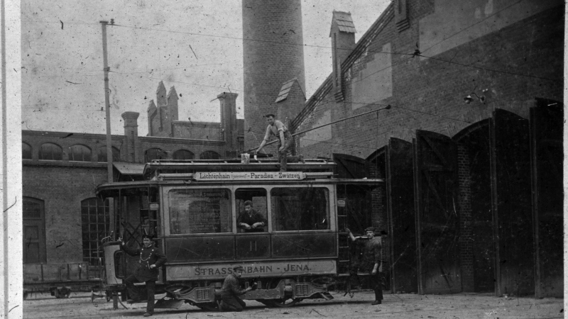 Triebwagen 11 vor dem Straßenbahndepot 1901.