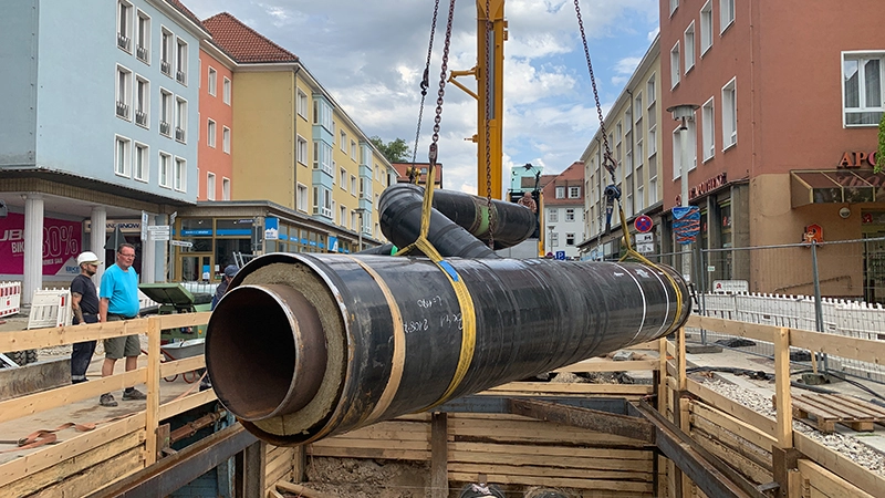 Ein tonnenschweres T-Stück wird in die Fernwärmeleitung in der Weigelstraße in Jena eingepasst