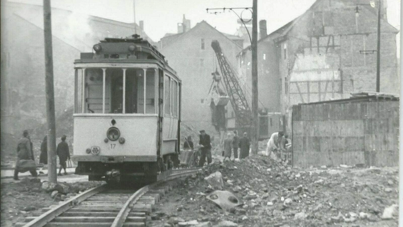 Triebwagen 17 auf dem "Trümmergleis" 1945/1946.